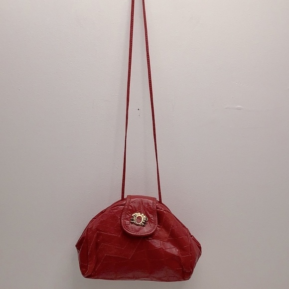 Red vintage embossed leather bag with gold brooch. Made in USA. Preowned - Picture 5 of 8